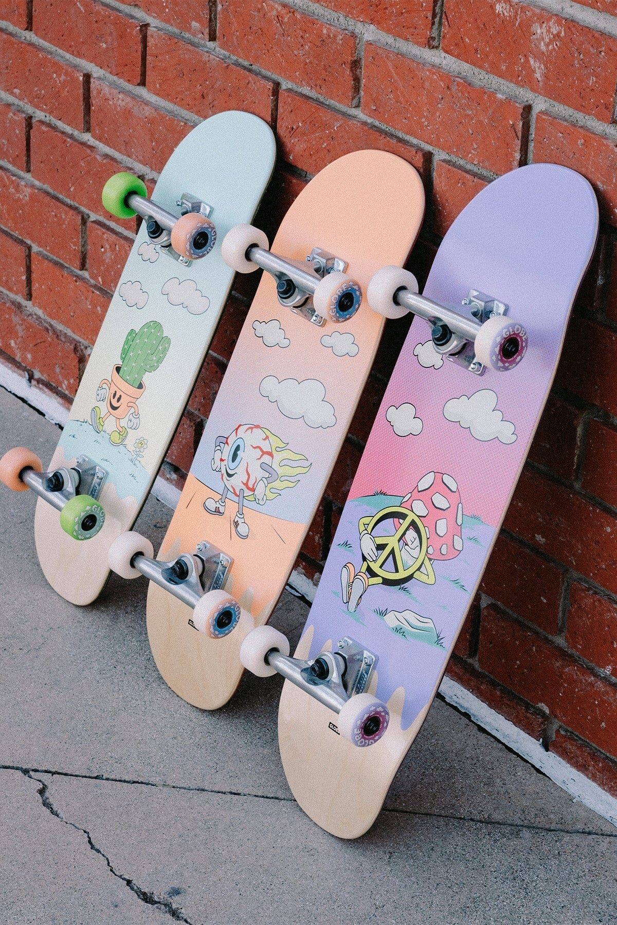 Kid's Wide Mid 8.25 Skateboard - Peace Man Skateboards Globe 